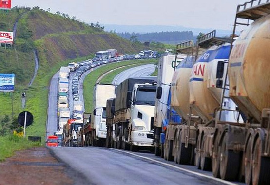 Protesto de caminhoneiros afeta sete estados brasileiros Protesto de caminhoneiros afeta sete estados brasileiros