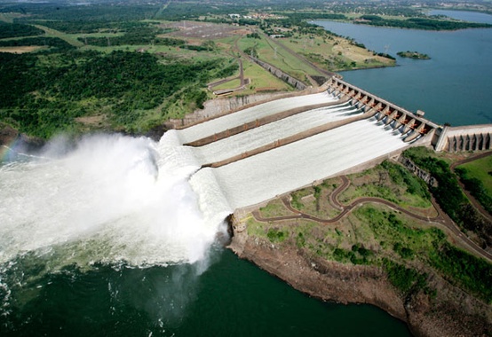 Itaipu comprova que grandes hidrelétricas são viáveis, diz Lobão