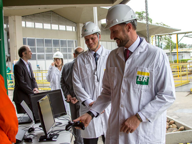 Príncipe da Noruega conhece projeto de robótica da Petrobras em parceria com Statoil