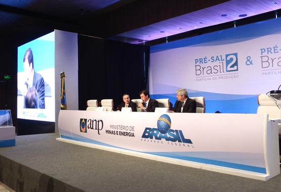 R$ 6,15 bilhões e 75% da área ofertada foi resultado do leilão do pré-sal de ontem R$ 6,15 bilhões e 75% da área ofertada foi resultado do leilão do pré-sal de ontem