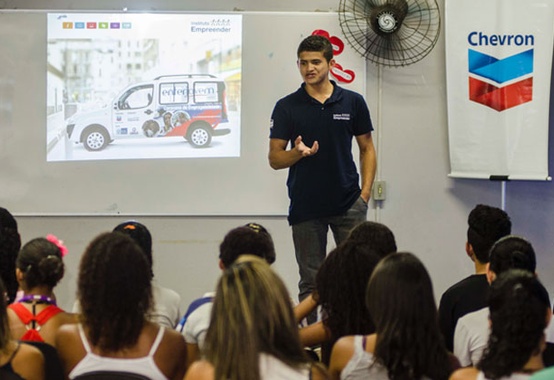 Chevron investe na qualificação profissional de jovens por meio de projeto social Chevron investe na qualificação profissional de jovens por meio de projeto social