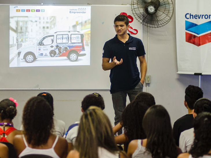 Chevron investe na qualificação profissional de jovens por meio de projeto social