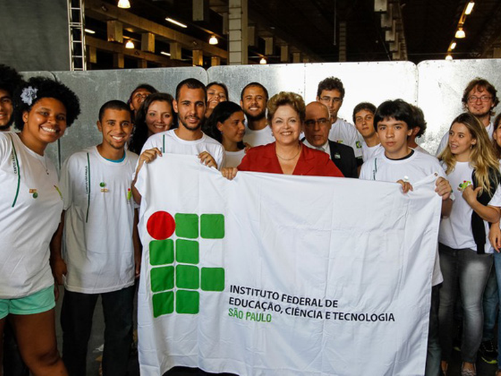 Dilma: recursos obtidos com pré-sal serão aplicados na educação