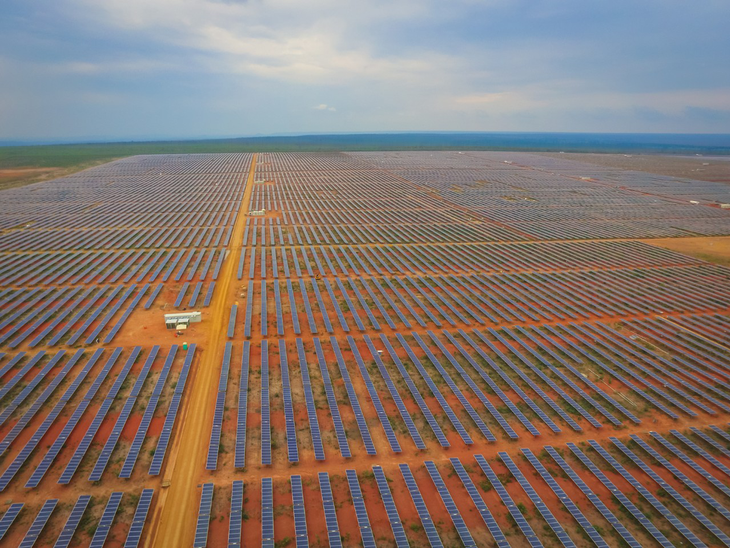 Começa a operar na Bahia o Parque Solar Horizonte no Brasil onde foram investidos aproximadamente US$ 110 milhões