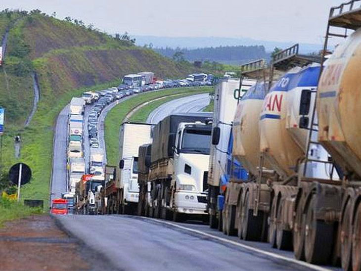 Protesto de caminhoneiros afeta sete estados brasileiros