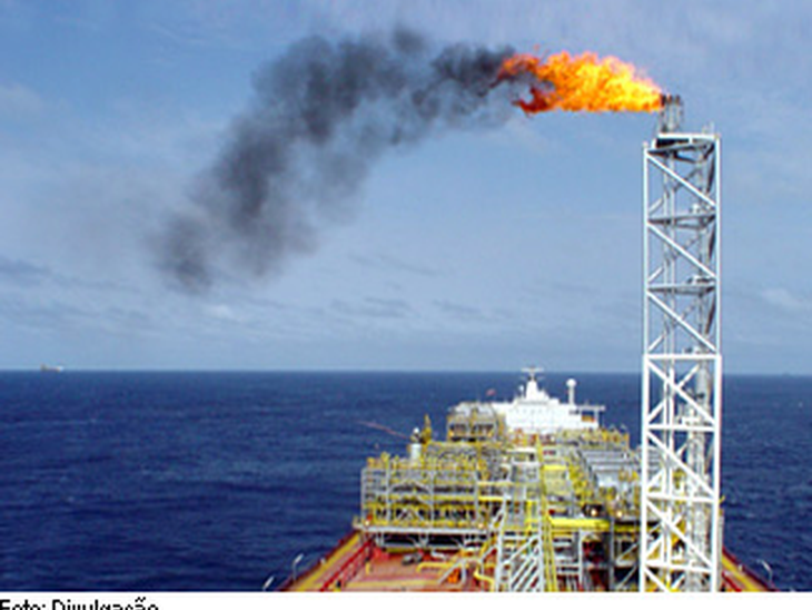 Produção de petróleo passa de 2 milhões de barris por dia em março