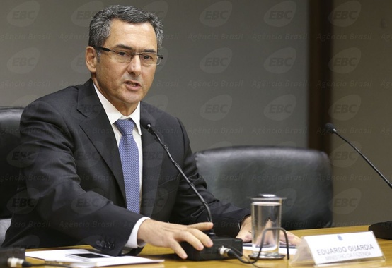 Governo não estuda subsídio para a gasolina, diz ministro Governo não estuda subsídio para a gasolina, diz ministro