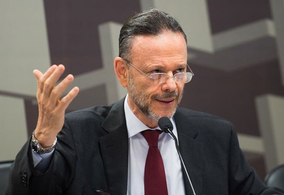 Coutinho nega interferência do governo em financiamento do BNDES à Sete Brasil Coutinho nega interferência do governo em financiamento do BNDES à Sete Brasil