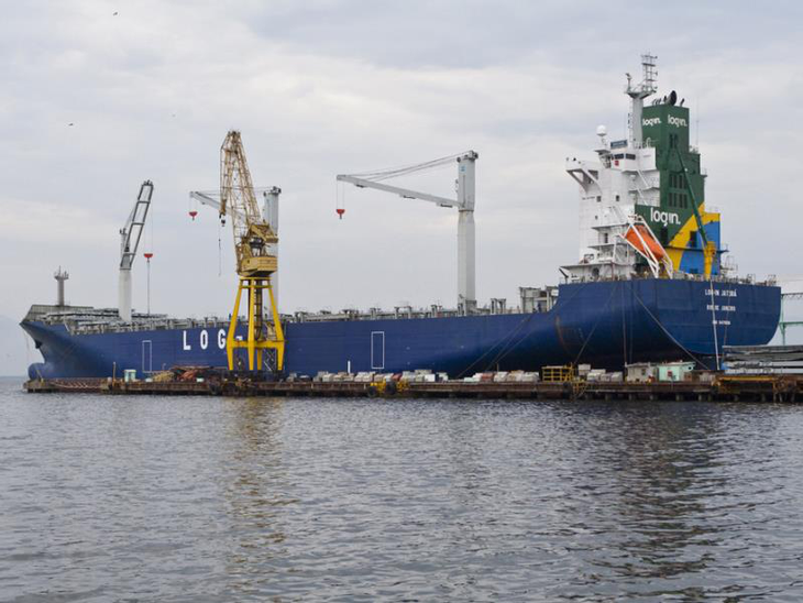 Log-In lança ao mar navio porta-contêiner