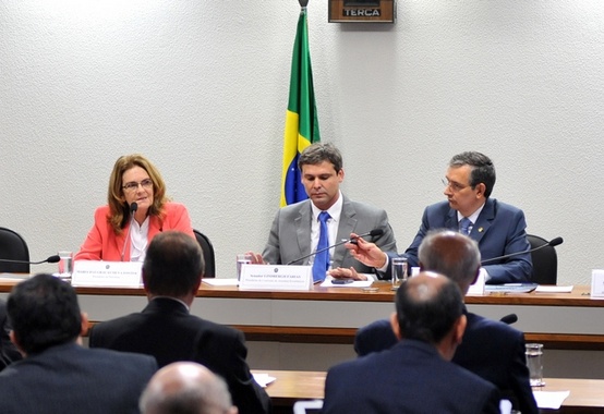 Foster: compra de refinaria pela Petrobras "não foi bom negócio" Foster: compra de refinaria pela Petrobras "não foi bom negócio"
