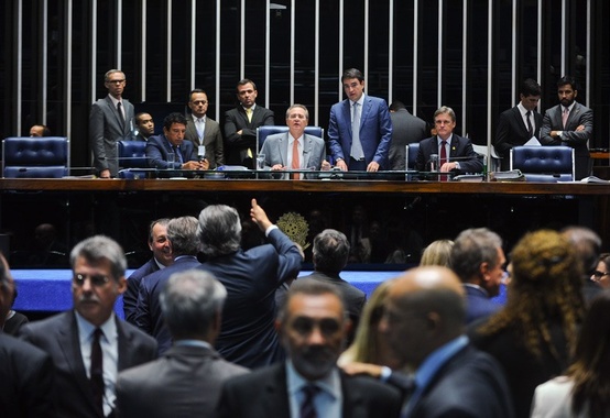 Senado aprova o fim da participação obrigatória da Petrobras na exploração do pré-sal Senado aprova o fim da participação obrigatória da Petrobras na exploração do pré-sal