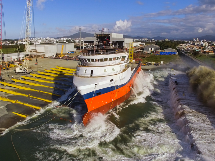 AHTS CBO Iguaçu é lançado em Santa Catarina no Oceana Estaleiro