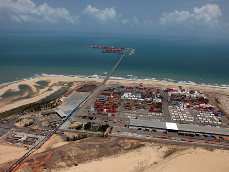 Fila de 11 navios aguarda para atracar no Pecém