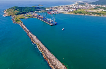 Porto de Imbituba movimenta mais de 2,65 milhões de toneladas nos quatro primeiros meses de 2026