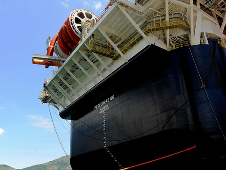 Casco da plataforma P-66 chega a Angra dos Reis