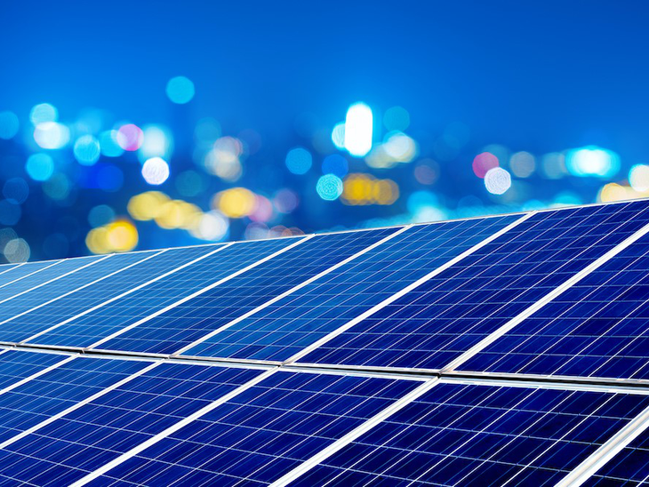 Com R$ 60,6 bilhões investidos, fonte solar atinge marca histórica de 12 gigawatts no Brasil