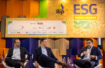 A Transpetro teve uma participação expressiva na 2ª edição do ESG Energia e Negócios, organizado pelo Instituto Brasileiro de Petróleo e Gás (IBP) e realizado nos dias 27 e 28 de maio, no Rio de Janeiro. Contando com o nosso patrocínio, o evento recebeu a Sala Transpetro de Apoio à Amamentação. A ação reforça nosso compromisso em promover a diversidade e inclusão de mulheres lactantes em todos os eventos patrocinados pela companhia.    Na seção sobre Diversidade e Tecnologia, a gerente executiva de Operações de Dutos e Terminais Sul, São Paulo e Centro-Oeste, Keurrie Cipriano, falou sobre a importância de se atrair mais mulheres para as carreiras Stem – sigla em inglês para Ciência, Tecnologia, Engenharia e Matemática - e para a liderança dentro da indústria de óleo e gás. Keurrie destacou que é preciso ter intencionalidade das empresas para que isso ocorra. “As mulheres precisam olhar para cima e se reconhecerem em outras mulheres que já estão ocupando cargos de liderança”, afirmou.   Já no painel "Riscos e oportunidades frente aos investimentos em ESG", a gerente geral de Meio Ambiente e Sustentabilidade, Gabriela Schrank, apresentou os compromissos de sustentabilidade da companhia. Ela comentou sobre adoção de práticas sustentáveis com cadeia de fornecedores, projetos socioambientais com as comunidades do entorno dos ativos da companhia, saúde e segurança dos trabalhadores, tratamento de resíduos e redução de emissões. Em sua exposição, ela chamou a atenção para uma reflexão necessária: "Não existe uma transição energética justa se não focar no social. Não adianta investir sem pensar nas pessoas, no treinamento e no desenvolvimento profissional, porque sem isso não vamos a lugar nenhum", disse."  O gerente executivo de Engenharia e Manutenção de Navios, Flavio Gabina, participou do painel “Impacto da transição energética na competitividade da indústria hard to abate".  A sigla em inglês significa “de difícil abatimento” e é utilizada para caracterizar os setores que mais emitem gases de efeito estufa –  indústrias do cimento, aço, vidro, química, alumínio e papel e celulose. O painel discutiu como alguns desses segmentos estão definindo suas estratégias de transição energética perante as restrições de emissões impostas no mercado internacional.  Gabina compartilhou a experiência recente da frota da Transpetro em eficiência energética e descarbonização. "Na Transpetro, entendemos que o Brasil tem um grande diferencial na descarbonização das operações, diferentemente de outros países, alinhando biocombustíveis e até mesmo o etanol, que tem um grande potencial de utilização aqui no país. No ano passado, testamos o biobunker a bordo", informou o gerente executivo.  Durante os dois dias do evento, foram discutidas temáticas como agenda ESG nas trilhas do G20; dimensões de Diversidade, Equidade e Inclusão da pauta de Direitos Humanos; riscos e oportunidades frente às restrições dos fundos de investimentos; diversidade e tecnologia; e gestão ESG na cadeira de fornecedores, entre outros tópicos.