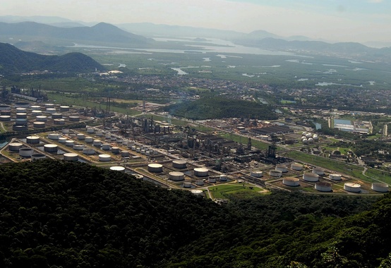 Refinaria da Petrobras em Cubatão produzirá até 10 mil metros cúbicos de Diesel S-10 por dia Refinaria da Petrobras em Cubatão produzirá até 10 mil metros cúbicos de Diesel S-10 por dia