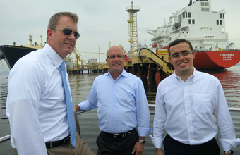 Consul americano recebe a primeira exportação de gás natural liquefeito no Rio