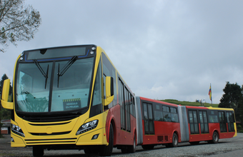 Scania apresenta primeiro ônibus biarticulado movido a gás natural