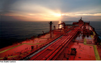 Petrobras realiza primeira operação de abastecimento de navio por outro navio