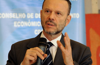 Crise no Oriente Médio tem efeito de curto prazo no preço do petróleo, diz Coutinho