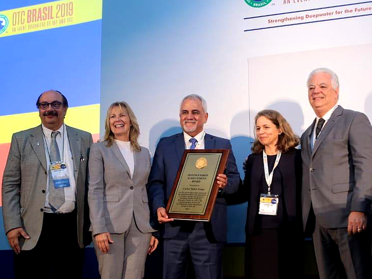 Tadeu Fraga é premiado na OTC Brasil com o Distinguished Achievement Award