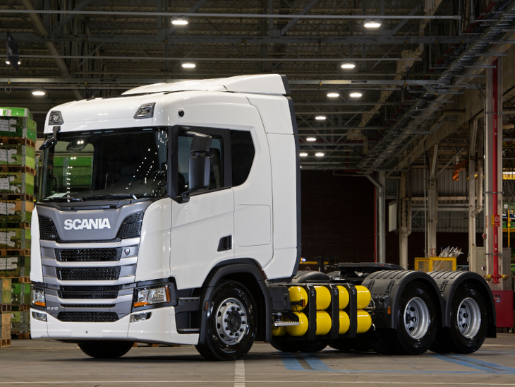 Scania entrega os primeiros caminhões movidos a GNV/biometano
