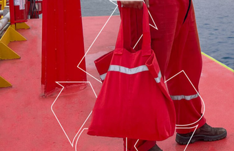 Bunker One transforma uniformes em ecobags e estojos em parceria com a ONG Mulheres do Sul Global