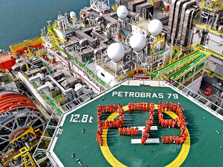 Plataforma da Petrobras, P-79, chega ao campo de Búzios