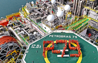 Plataforma da Petrobras, P-79, chega ao campo de Búzios