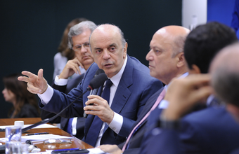 Serra defende projeto que desobriga Petrobras de participar de leilões do pré-sal