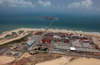 Fila de 11 navios aguarda para atracar no Pecém