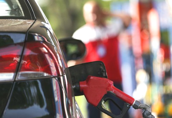 Litro da gasolina cai para R$ 1,4537 nas refinarias, divulga Petrobras Litro da gasolina cai para R$ 1,4537 nas refinarias, divulga Petrobras