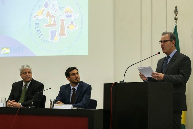 Programa de E&P de Petróleo e Gás Natural em Terra - REATE 2020, foi lançado hoje (22/08) pelo MME Programa de E&P de Petróleo e Gás Natural em Terra - REATE 2020, foi lançado hoje (22/08) pelo MME