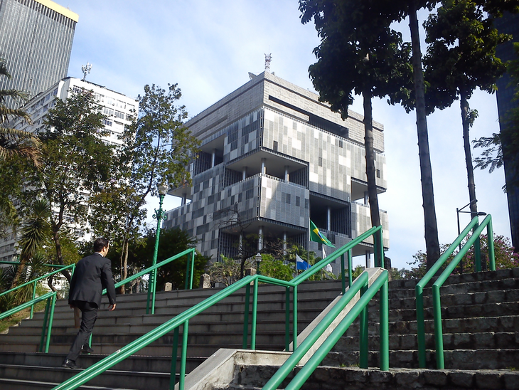 Petrobras adia redução de dívida