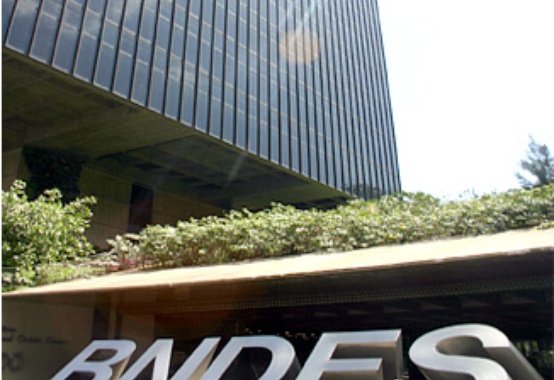 Desembolsos do BNDES diminuem no primeiro trimestre, pela primeira vez em cinco anos Desembolsos do BNDES diminuem no primeiro trimestre, pela primeira vez em cinco anos