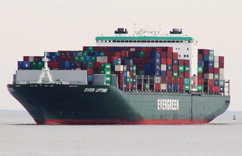 Navio conteineiro de 335 metros navega pelo Canal de Cotunduba em período noturno