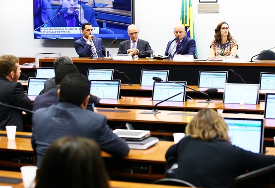 Aprovado projeto que altera regras para exploração e produção no pré-sal Aprovado projeto que altera regras para exploração e produção no pré-sal
