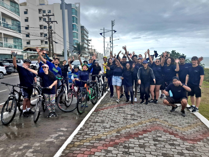 Foresea promove ação solidária na orla de Macaé com coleta de resíduos e doações