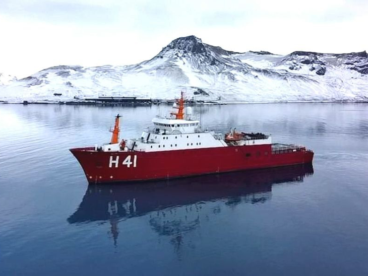 Navio Polar Almirante Maximiano parte com destino à Antártica