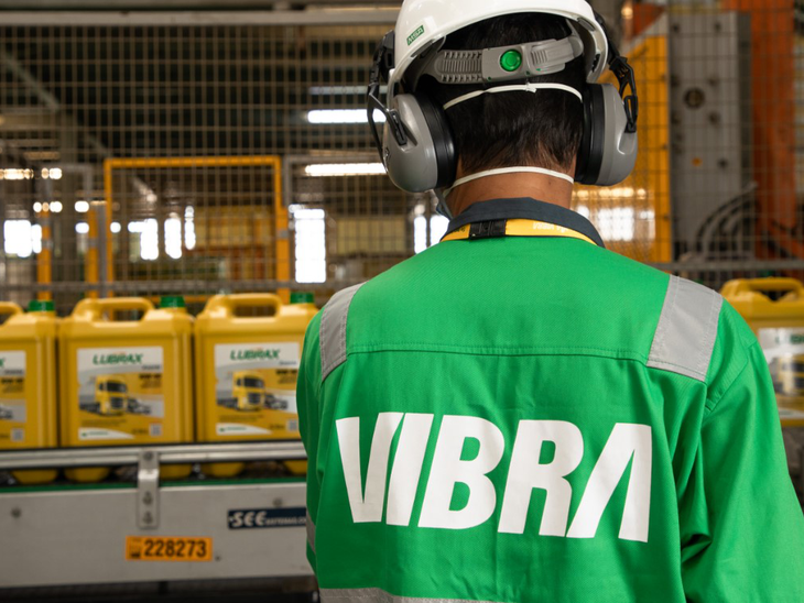 Vibra dobra capacidade da fábrica de lubrificantes  e inicia operação comercial