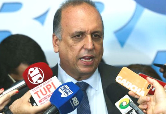 Pezão quer antecipar receitas do petróleo para pagar dívidas Pezão quer antecipar receitas do petróleo para pagar dívidas
