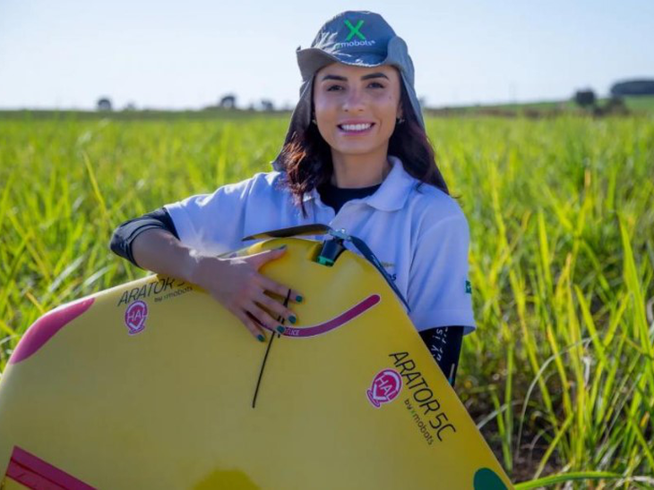 Primeira mulher do agronegócio a obter licença da ANAC para pilotar VANTs é da Atvos