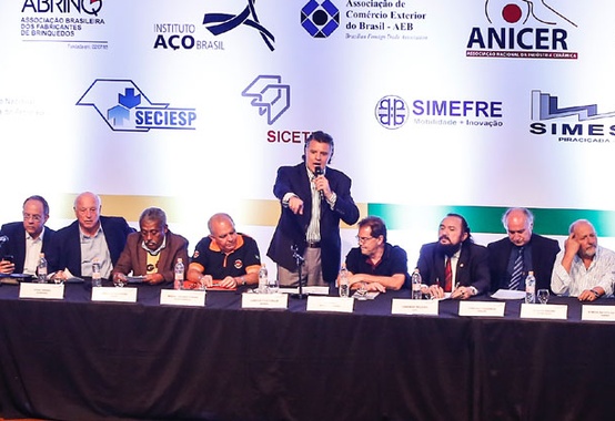 Empresários e trabalhadores se unem pela sobrevivência da indústria de transformação Empresários e trabalhadores se unem pela sobrevivência da indústria de transformação
