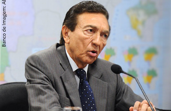 Lobão diz que governo estuda autorizar uso de diesel em carros de passeio