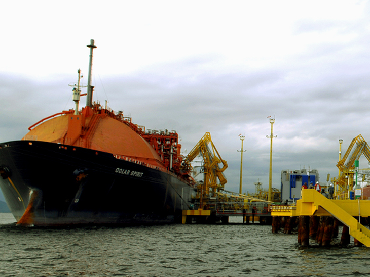 Petrobras contrata navios de GNL de grande porte