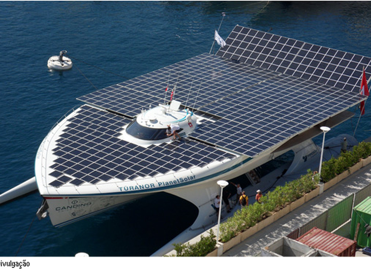 Barco movido a energia solar conclui primeira volta ao mundo