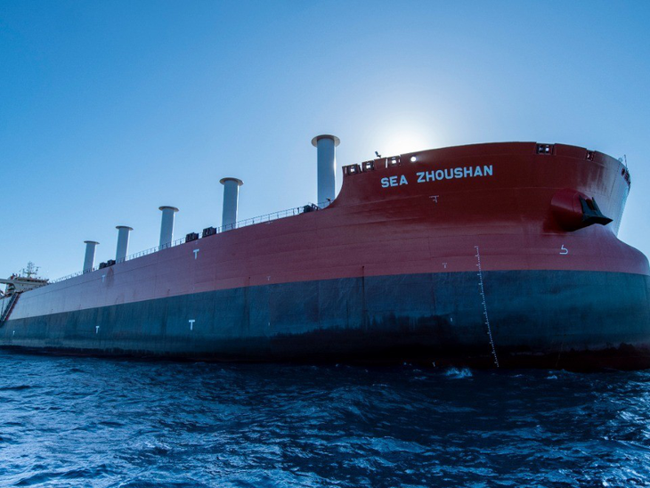 Porto de Tubarão (ES) recebe primeiro navio mineraleiro do mundo com velas rotativas