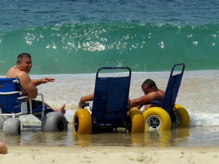 Ocyan promove ação inclusiva de surf adaptado para pessoas com deficiência na Praia da Barra da Tijuca